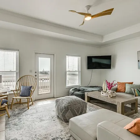 Corpus Christi Condo With Community Pool, Near Beach